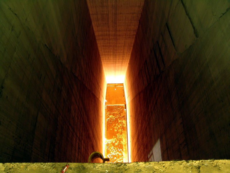 Este  o interior de uma das colunas que formam a barragem, iluminado l em baixo